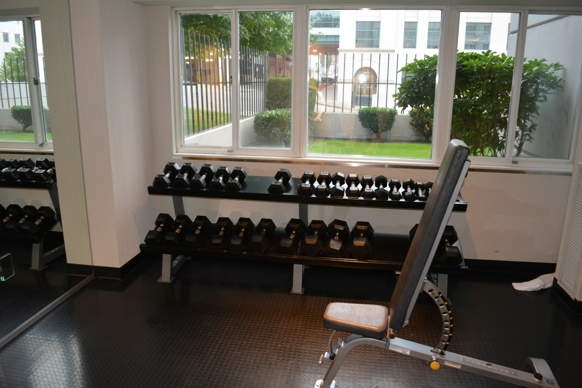 Hotel Murano Tacoma Exteriör bild Dumbbells on a rack
